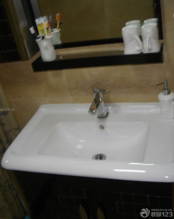 首先，要感謝裝修公司的設(shè)計(jì)，為我的愛家節(jié)省了好多MONEY，更節(jié)省了寶貴的時(shí)間！像我們這種打工一族,選擇自己喜歡的風(fēng)格,然后慢慢挑選自己喜歡的家具,這樣一搭配整個(gè)愛家就出來了!!雖然談不上富麗堂皇,但總算得上溫馨舒服!!最主要是每一件家具,瓷磚,都是我和老公精心挑選出來的!!就連家里的墻紙也是我們晚上加班貼出來的。所以這個(gè)家有我們的付出和汗水，所以特別的溫馨浪漫。