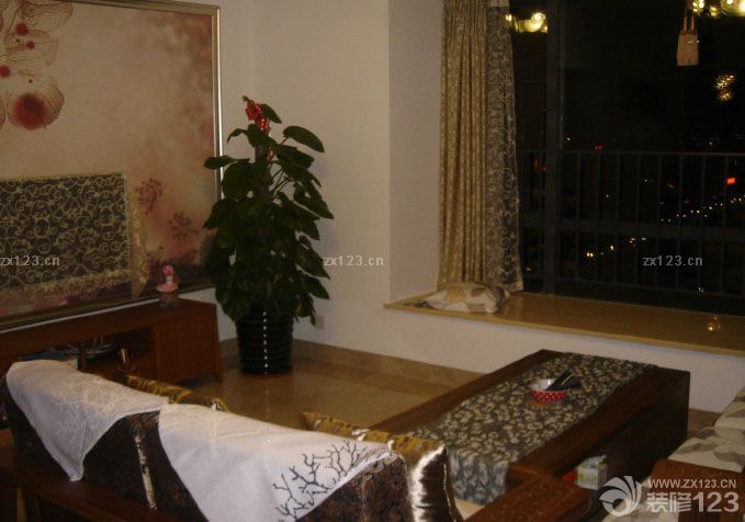 首先，要感謝裝修公司的設(shè)計(jì)，為我的愛家節(jié)省了好多MONEY，更節(jié)省了寶貴的時(shí)間！像我們這種打工一族,選擇自己喜歡的風(fēng)格,然后慢慢挑選自己喜歡的家具,這樣一搭配整個(gè)愛家就出來了!!雖然談不上富麗堂皇,但總算得上溫馨舒服!!最主要是每一件家具,瓷磚,都是我和老公精心挑選出來的!!就連家里的墻紙也是我們晚上加班貼出來的。所以這個(gè)家有我們的付出和汗水，所以特別的溫馨浪漫。