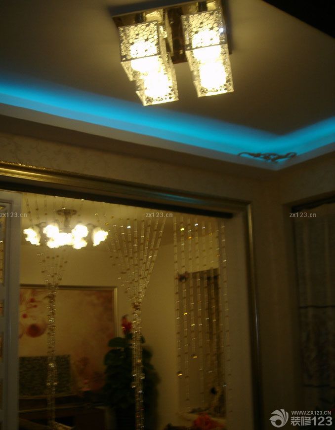 首先，要感謝裝修公司的設(shè)計(jì)，為我的愛家節(jié)省了好多MONEY，更節(jié)省了寶貴的時(shí)間！像我們這種打工一族,選擇自己喜歡的風(fēng)格,然后慢慢挑選自己喜歡的家具,這樣一搭配整個(gè)愛家就出來了!!雖然談不上富麗堂皇,但總算得上溫馨舒服!!最主要是每一件家具,瓷磚,都是我和老公精心挑選出來的!!就連家里的墻紙也是我們晚上加班貼出來的。所以這個(gè)家有我們的付出和汗水，所以特別的溫馨浪漫。