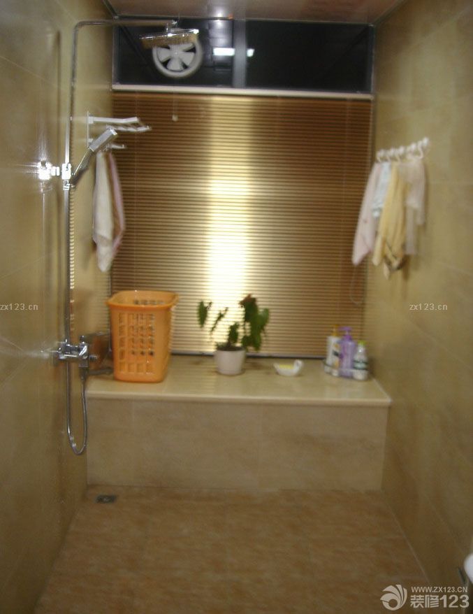 首先，要感謝裝修公司的設(shè)計(jì)，為我的愛家節(jié)省了好多MONEY，更節(jié)省了寶貴的時(shí)間！像我們這種打工一族,選擇自己喜歡的風(fēng)格,然后慢慢挑選自己喜歡的家具,這樣一搭配整個(gè)愛家就出來了!!雖然談不上富麗堂皇,但總算得上溫馨舒服!!最主要是每一件家具,瓷磚,都是我和老公精心挑選出來的!!就連家里的墻紙也是我們晚上加班貼出來的。所以這個(gè)家有我們的付出和汗水，所以特別的溫馨浪漫。