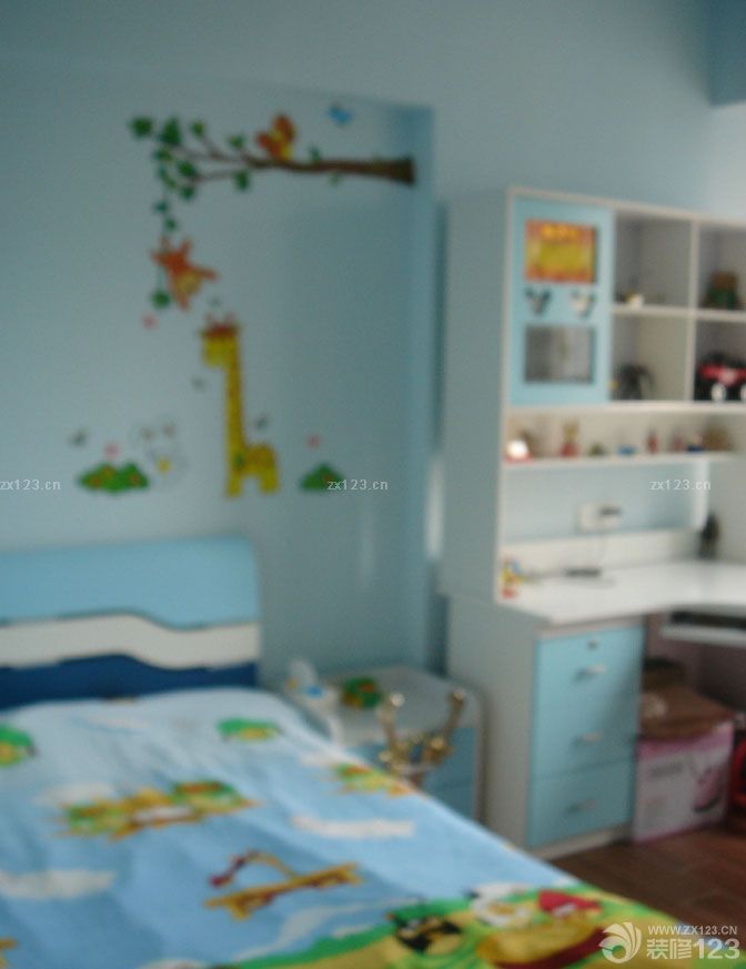 首先，要感謝裝修公司的設(shè)計(jì)，為我的愛家節(jié)省了好多MONEY，更節(jié)省了寶貴的時(shí)間！像我們這種打工一族,選擇自己喜歡的風(fēng)格,然后慢慢挑選自己喜歡的家具,這樣一搭配整個(gè)愛家就出來了!!雖然談不上富麗堂皇,但總算得上溫馨舒服!!最主要是每一件家具,瓷磚,都是我和老公精心挑選出來的!!就連家里的墻紙也是我們晚上加班貼出來的。所以這個(gè)家有我們的付出和汗水，所以特別的溫馨浪漫。