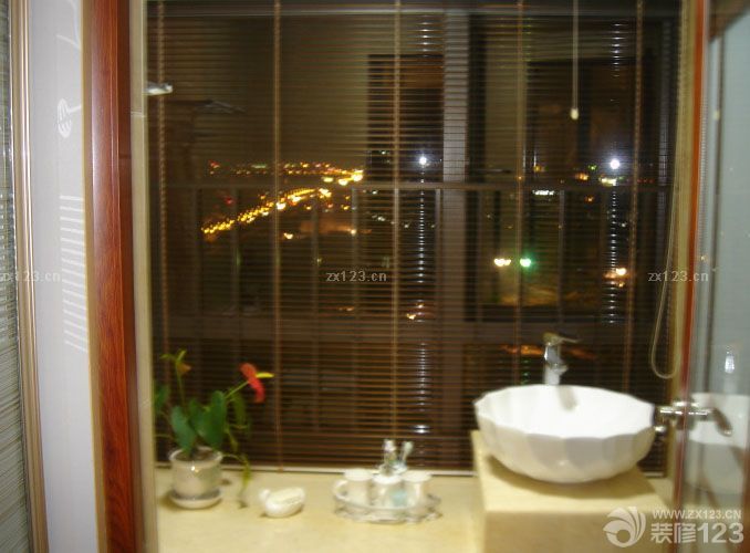 首先，要感謝裝修公司的設(shè)計(jì)，為我的愛家節(jié)省了好多MONEY，更節(jié)省了寶貴的時(shí)間！像我們這種打工一族,選擇自己喜歡的風(fēng)格,然后慢慢挑選自己喜歡的家具,這樣一搭配整個(gè)愛家就出來了!!雖然談不上富麗堂皇,但總算得上溫馨舒服!!最主要是每一件家具,瓷磚,都是我和老公精心挑選出來的!!就連家里的墻紙也是我們晚上加班貼出來的。所以這個(gè)家有我們的付出和汗水，所以特別的溫馨浪漫。