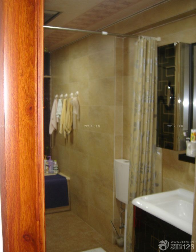 首先，要感謝裝修公司的設(shè)計(jì)，為我的愛家節(jié)省了好多MONEY，更節(jié)省了寶貴的時(shí)間！像我們這種打工一族,選擇自己喜歡的風(fēng)格,然后慢慢挑選自己喜歡的家具,這樣一搭配整個(gè)愛家就出來了!!雖然談不上富麗堂皇,但總算得上溫馨舒服!!最主要是每一件家具,瓷磚,都是我和老公精心挑選出來的!!就連家里的墻紙也是我們晚上加班貼出來的。所以這個(gè)家有我們的付出和汗水，所以特別的溫馨浪漫。