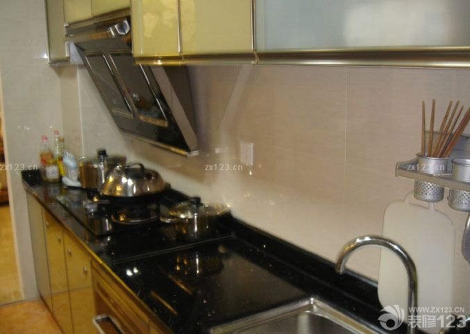 首先，要感謝裝修公司的設(shè)計(jì)，為我的愛家節(jié)省了好多MONEY，更節(jié)省了寶貴的時(shí)間！像我們這種打工一族,選擇自己喜歡的風(fēng)格,然后慢慢挑選自己喜歡的家具,這樣一搭配整個(gè)愛家就出來了!!雖然談不上富麗堂皇,但總算得上溫馨舒服!!最主要是每一件家具,瓷磚,都是我和老公精心挑選出來的!!就連家里的墻紙也是我們晚上加班貼出來的。所以這個(gè)家有我們的付出和汗水，所以特別的溫馨浪漫。