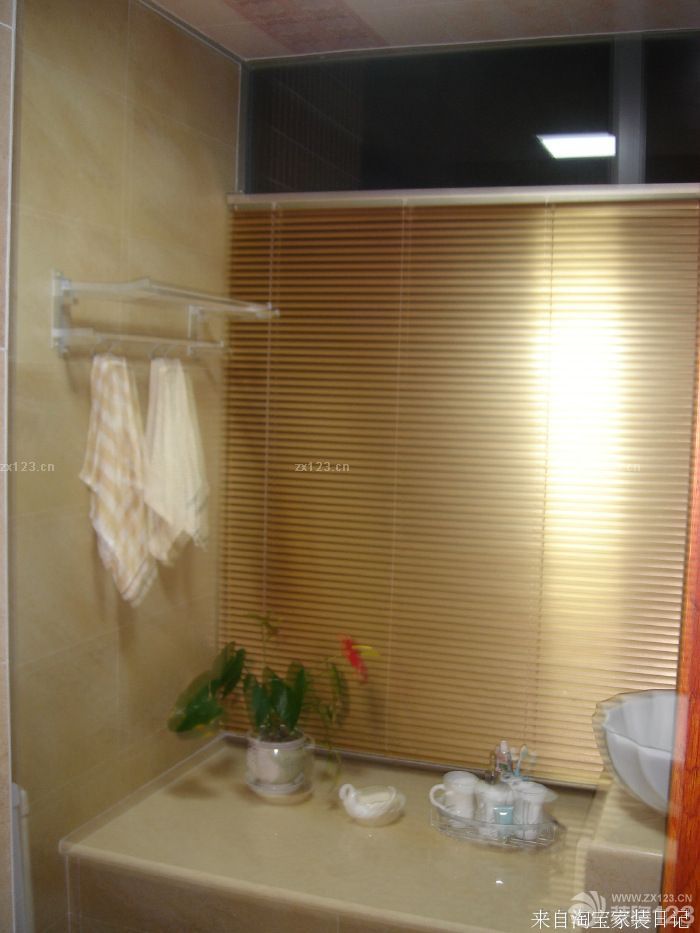 首先，要感謝裝修公司的設(shè)計(jì)，為我的愛家節(jié)省了好多MONEY，更節(jié)省了寶貴的時(shí)間！像我們這種打工一族,選擇自己喜歡的風(fēng)格,然后慢慢挑選自己喜歡的家具,這樣一搭配整個(gè)愛家就出來了!!雖然談不上富麗堂皇,但總算得上溫馨舒服!!最主要是每一件家具,瓷磚,都是我和老公精心挑選出來的!!就連家里的墻紙也是我們晚上加班貼出來的。所以這個(gè)家有我們的付出和汗水，所以特別的溫馨浪漫。