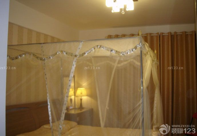 首先，要感謝裝修公司的設(shè)計(jì)，為我的愛家節(jié)省了好多MONEY，更節(jié)省了寶貴的時(shí)間！像我們這種打工一族,選擇自己喜歡的風(fēng)格,然后慢慢挑選自己喜歡的家具,這樣一搭配整個(gè)愛家就出來了!!雖然談不上富麗堂皇,但總算得上溫馨舒服!!最主要是每一件家具,瓷磚,都是我和老公精心挑選出來的!!就連家里的墻紙也是我們晚上加班貼出來的。所以這個(gè)家有我們的付出和汗水，所以特別的溫馨浪漫。