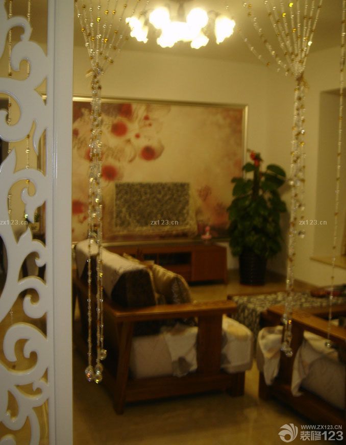 首先，要感謝裝修公司的設(shè)計(jì)，為我的愛家節(jié)省了好多MONEY，更節(jié)省了寶貴的時(shí)間！像我們這種打工一族,選擇自己喜歡的風(fēng)格,然后慢慢挑選自己喜歡的家具,這樣一搭配整個(gè)愛家就出來了!!雖然談不上富麗堂皇,但總算得上溫馨舒服!!最主要是每一件家具,瓷磚,都是我和老公精心挑選出來的!!就連家里的墻紙也是我們晚上加班貼出來的。所以這個(gè)家有我們的付出和汗水，所以特別的溫馨浪漫。