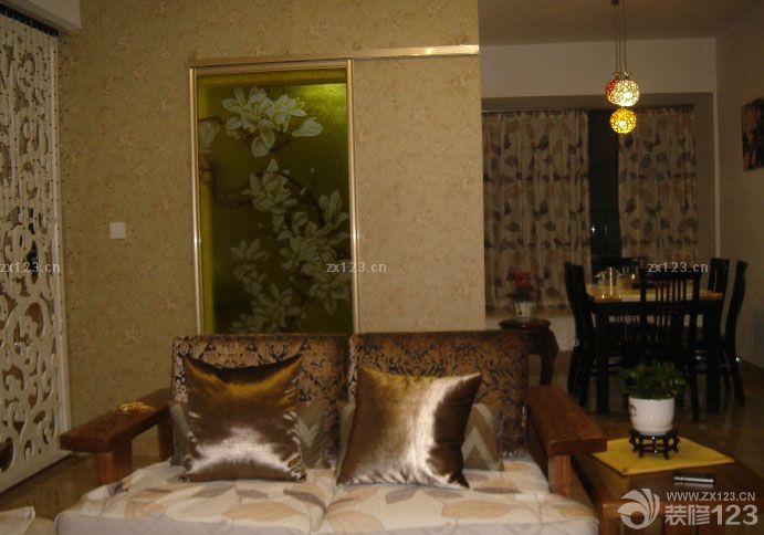 首先，要感謝裝修公司的設(shè)計(jì)，為我的愛家節(jié)省了好多MONEY，更節(jié)省了寶貴的時(shí)間！像我們這種打工一族,選擇自己喜歡的風(fēng)格,然后慢慢挑選自己喜歡的家具,這樣一搭配整個(gè)愛家就出來了!!雖然談不上富麗堂皇,但總算得上溫馨舒服!!最主要是每一件家具,瓷磚,都是我和老公精心挑選出來的!!就連家里的墻紙也是我們晚上加班貼出來的。所以這個(gè)家有我們的付出和汗水，所以特別的溫馨浪漫。