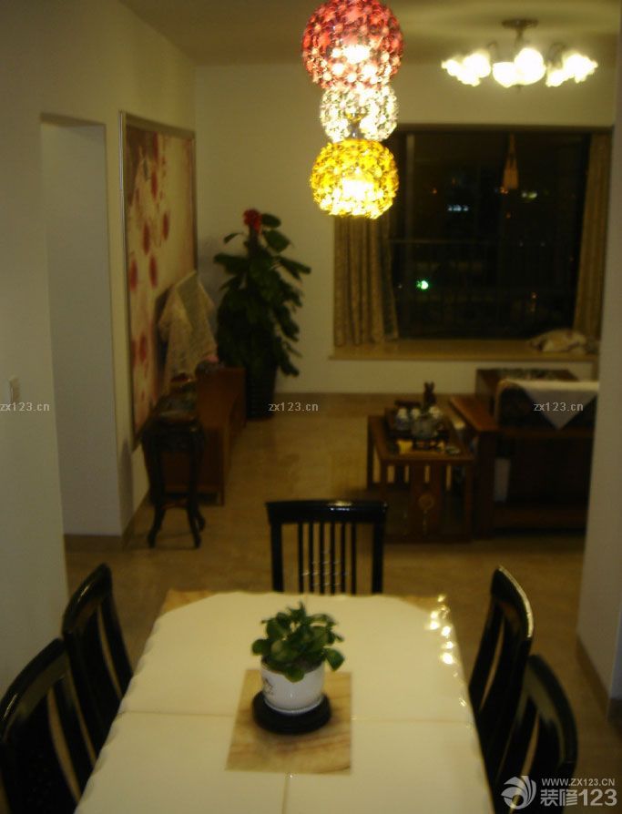 首先，要感謝裝修公司的設(shè)計(jì)，為我的愛家節(jié)省了好多MONEY，更節(jié)省了寶貴的時(shí)間！像我們這種打工一族,選擇自己喜歡的風(fēng)格,然后慢慢挑選自己喜歡的家具,這樣一搭配整個(gè)愛家就出來了!!雖然談不上富麗堂皇,但總算得上溫馨舒服!!最主要是每一件家具,瓷磚,都是我和老公精心挑選出來的!!就連家里的墻紙也是我們晚上加班貼出來的。所以這個(gè)家有我們的付出和汗水，所以特別的溫馨浪漫。