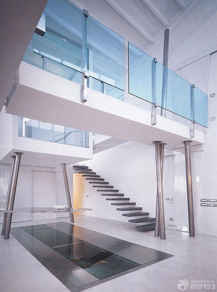 现代风格房屋楼梯装修图