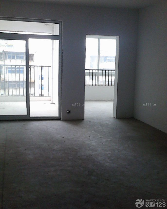 本人職業(yè)女性，周末還要帶小孩。老公在外上博士，裝修事宜交我全權(quán)打理。所以相比較那些有人手的家庭，前期工作做好很重要。這是經(jīng)驗之談。房子很早就交房了，4月底的時候開發(fā)商就要交房了，因為擔(dān)心住房質(zhì)量問題等沒通過檢查就一直拖著沒交房。但是房子先去看了，尺寸什么的大概心里也有了數(shù)，根據(jù)套內(nèi)面積大概預(yù)算基礎(chǔ)裝修在6萬。盡量在實際中控制吧，因為手里沒多少銀子當(dāng)然能省則省。