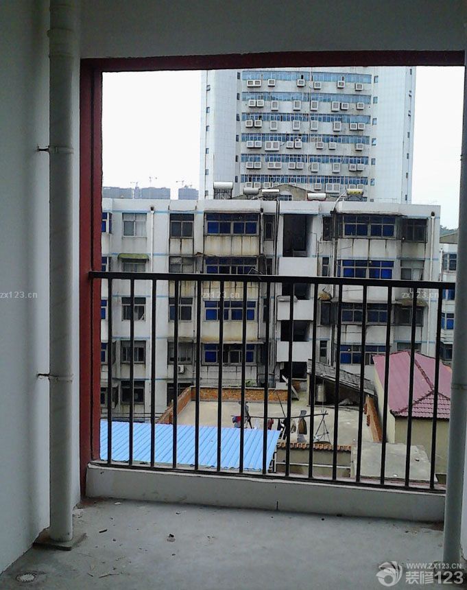 本人職業(yè)女性，周末還要帶小孩。老公在外上博士，裝修事宜交我全權(quán)打理。所以相比較那些有人手的家庭，前期工作做好很重要。這是經(jīng)驗之談。房子很早就交房了，4月底的時候開發(fā)商就要交房了，因為擔(dān)心住房質(zhì)量問題等沒通過檢查就一直拖著沒交房。但是房子先去看了，尺寸什么的大概心里也有了數(shù)，根據(jù)套內(nèi)面積大概預(yù)算基礎(chǔ)裝修在6萬。盡量在實際中控制吧，因為手里沒多少銀子當(dāng)然能省則省。