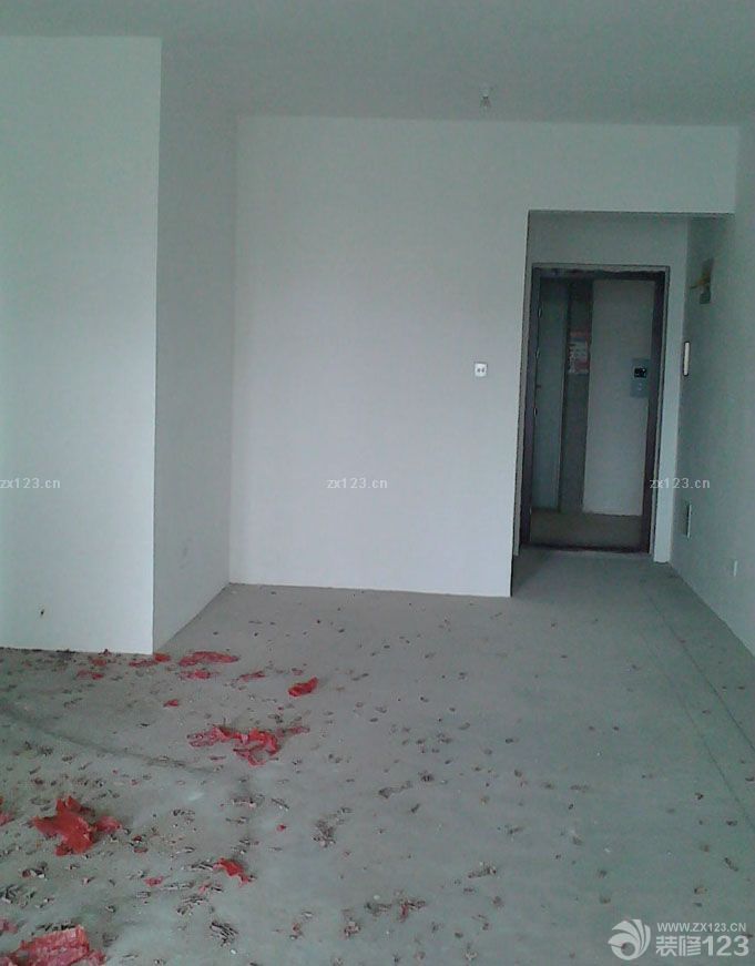 本人職業(yè)女性，周末還要帶小孩。老公在外上博士，裝修事宜交我全權(quán)打理。所以相比較那些有人手的家庭，前期工作做好很重要。這是經(jīng)驗之談。房子很早就交房了，4月底的時候開發(fā)商就要交房了，因為擔(dān)心住房質(zhì)量問題等沒通過檢查就一直拖著沒交房。但是房子先去看了，尺寸什么的大概心里也有了數(shù)，根據(jù)套內(nèi)面積大概預(yù)算基礎(chǔ)裝修在6萬。盡量在實際中控制吧，因為手里沒多少銀子當(dāng)然能省則省。