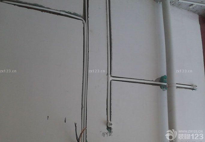 小高層公攤比較大，樓層6樓不算高，因為當(dāng)時考慮要是電梯換了，爬樓也不是很累?？梢姂腥说倪壿嬍窍氩煌ǖ?。6月8號裝修公司進(jìn)場，放了一萬響的炮，從陽臺拉到各個房間客廳，滿堂紅。這點(diǎn)裝修公司考慮的還是很周全的。有些人可能比較信這個，不講究的人也沒什么壞處。首先開始走水電，當(dāng)日設(shè)計師要來和水電師傅說好線路，然后還要把櫥柜的也叫來，畫好廚房的水電。