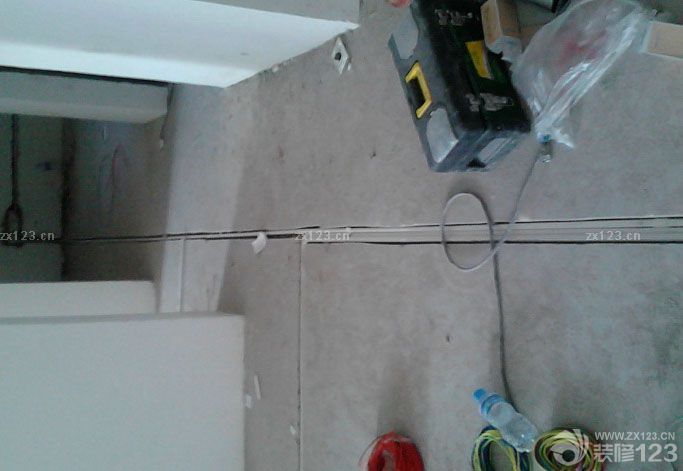 小高層公攤比較大，樓層6樓不算高，因為當(dāng)時考慮要是電梯換了，爬樓也不是很累?？梢姂腥说倪壿嬍窍氩煌ǖ?。6月8號裝修公司進(jìn)場，放了一萬響的炮，從陽臺拉到各個房間客廳，滿堂紅。這點(diǎn)裝修公司考慮的還是很周全的。有些人可能比較信這個，不講究的人也沒什么壞處。首先開始走水電，當(dāng)日設(shè)計師要來和水電師傅說好線路，然后還要把櫥柜的也叫來，畫好廚房的水電。