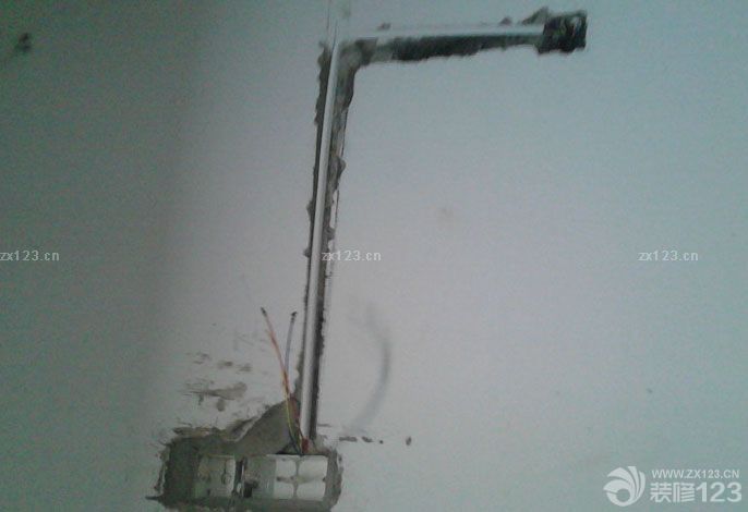 小高層公攤比較大，樓層6樓不算高，因為當(dāng)時考慮要是電梯換了，爬樓也不是很累。可見懶人的邏輯是想不通的。6月8號裝修公司進(jìn)場，放了一萬響的炮，從陽臺拉到各個房間客廳，滿堂紅。這點(diǎn)裝修公司考慮的還是很周全的。有些人可能比較信這個，不講究的人也沒什么壞處。首先開始走水電，當(dāng)日設(shè)計師要來和水電師傅說好線路，然后還要把櫥柜的也叫來，畫好廚房的水電。