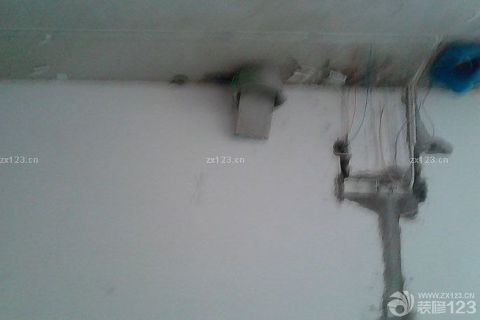 小高層公攤比較大，樓層6樓不算高，因為當(dāng)時考慮要是電梯換了，爬樓也不是很累。可見懶人的邏輯是想不通的。6月8號裝修公司進(jìn)場，放了一萬響的炮，從陽臺拉到各個房間客廳，滿堂紅。這點(diǎn)裝修公司考慮的還是很周全的。有些人可能比較信這個，不講究的人也沒什么壞處。首先開始走水電，當(dāng)日設(shè)計師要來和水電師傅說好線路，然后還要把櫥柜的也叫來，畫好廚房的水電。