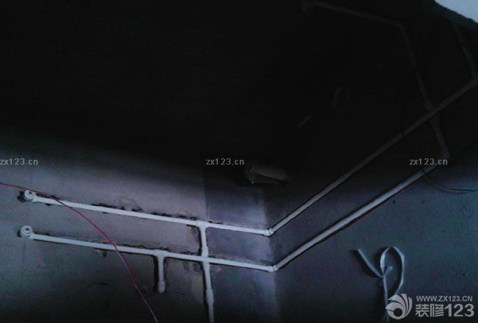 小高層公攤比較大，樓層6樓不算高，因為當(dāng)時考慮要是電梯換了，爬樓也不是很累。可見懶人的邏輯是想不通的。6月8號裝修公司進(jìn)場，放了一萬響的炮，從陽臺拉到各個房間客廳，滿堂紅。這點(diǎn)裝修公司考慮的還是很周全的。有些人可能比較信這個，不講究的人也沒什么壞處。首先開始走水電，當(dāng)日設(shè)計師要來和水電師傅說好線路，然后還要把櫥柜的也叫來，畫好廚房的水電。