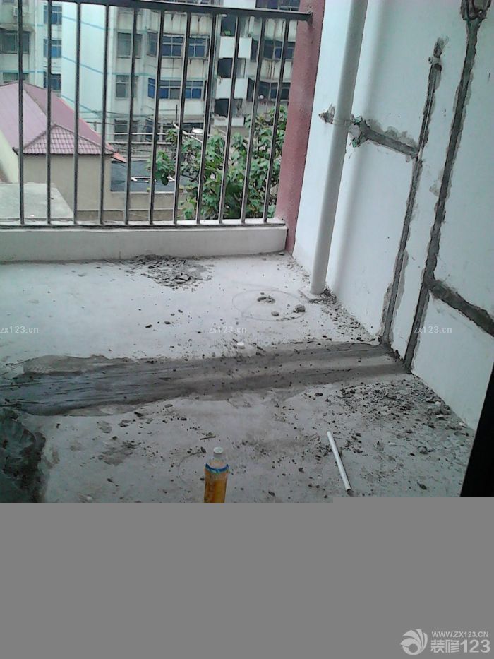 小高層公攤比較大，樓層6樓不算高，因為當(dāng)時考慮要是電梯換了，爬樓也不是很累。可見懶人的邏輯是想不通的。6月8號裝修公司進(jìn)場，放了一萬響的炮，從陽臺拉到各個房間客廳，滿堂紅。這點(diǎn)裝修公司考慮的還是很周全的。有些人可能比較信這個，不講究的人也沒什么壞處。首先開始走水電，當(dāng)日設(shè)計師要來和水電師傅說好線路，然后還要把櫥柜的也叫來，畫好廚房的水電。