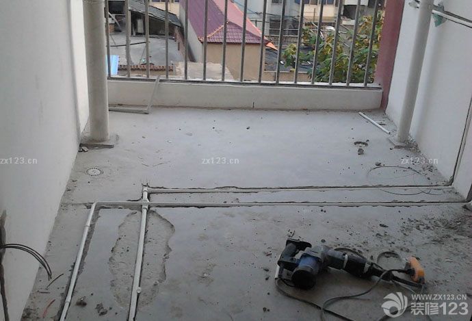 小高層公攤比較大，樓層6樓不算高，因為當(dāng)時考慮要是電梯換了，爬樓也不是很累?？梢姂腥说倪壿嬍窍氩煌ǖ?。6月8號裝修公司進(jìn)場，放了一萬響的炮，從陽臺拉到各個房間客廳，滿堂紅。這點(diǎn)裝修公司考慮的還是很周全的。有些人可能比較信這個，不講究的人也沒什么壞處。首先開始走水電，當(dāng)日設(shè)計師要來和水電師傅說好線路，然后還要把櫥柜的也叫來，畫好廚房的水電。