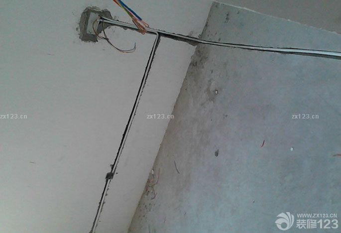 小高層公攤比較大，樓層6樓不算高，因為當(dāng)時考慮要是電梯換了，爬樓也不是很累?？梢姂腥说倪壿嬍窍氩煌ǖ?。6月8號裝修公司進(jìn)場，放了一萬響的炮，從陽臺拉到各個房間客廳，滿堂紅。這點(diǎn)裝修公司考慮的還是很周全的。有些人可能比較信這個，不講究的人也沒什么壞處。首先開始走水電，當(dāng)日設(shè)計師要來和水電師傅說好線路，然后還要把櫥柜的也叫來，畫好廚房的水電。