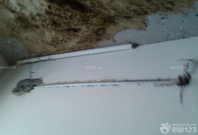 小高層公攤比較大，樓層6樓不算高，因為當(dāng)時考慮要是電梯換了，爬樓也不是很累?？梢姂腥说倪壿嬍窍氩煌ǖ?。6月8號裝修公司進(jìn)場，放了一萬響的炮，從陽臺拉到各個房間客廳，滿堂紅。這點(diǎn)裝修公司考慮的還是很周全的。有些人可能比較信這個，不講究的人也沒什么壞處。首先開始走水電，當(dāng)日設(shè)計師要來和水電師傅說好線路，然后還要把櫥柜的也叫來，畫好廚房的水電。