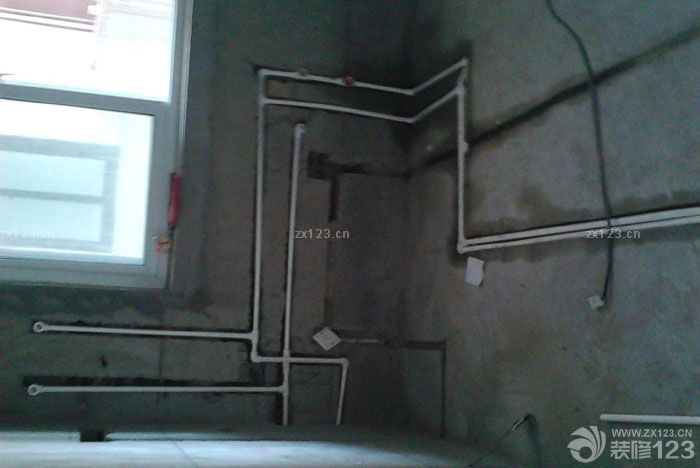 小高層公攤比較大，樓層6樓不算高，因為當(dāng)時考慮要是電梯換了，爬樓也不是很累。可見懶人的邏輯是想不通的。6月8號裝修公司進(jìn)場，放了一萬響的炮，從陽臺拉到各個房間客廳，滿堂紅。這點(diǎn)裝修公司考慮的還是很周全的。有些人可能比較信這個，不講究的人也沒什么壞處。首先開始走水電，當(dāng)日設(shè)計師要來和水電師傅說好線路，然后還要把櫥柜的也叫來，畫好廚房的水電。