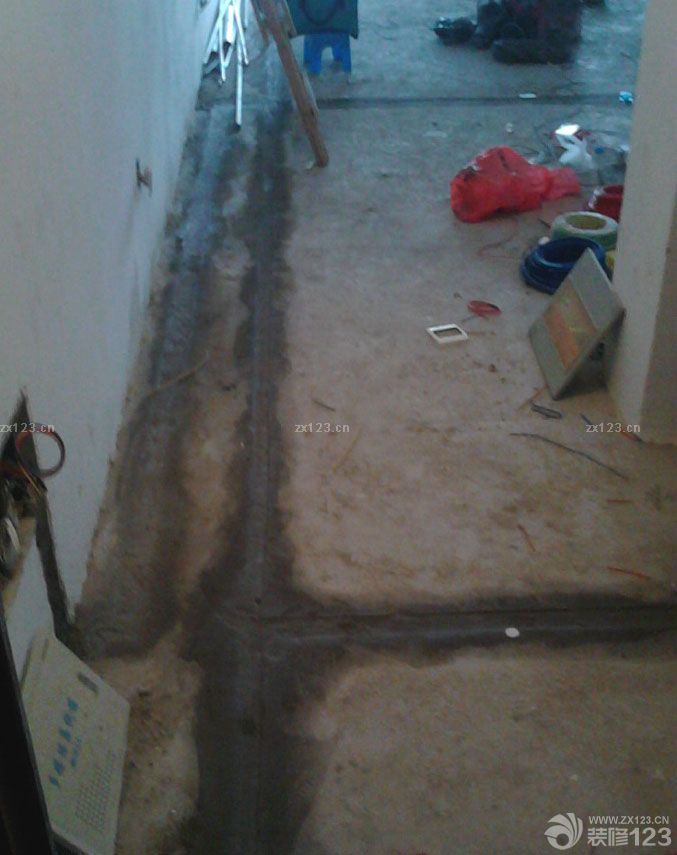 小高層公攤比較大，樓層6樓不算高，因為當(dāng)時考慮要是電梯換了，爬樓也不是很累?？梢姂腥说倪壿嬍窍氩煌ǖ摹?月8號裝修公司進(jìn)場，放了一萬響的炮，從陽臺拉到各個房間客廳，滿堂紅。這點(diǎn)裝修公司考慮的還是很周全的。有些人可能比較信這個，不講究的人也沒什么壞處。首先開始走水電，當(dāng)日設(shè)計師要來和水電師傅說好線路，然后還要把櫥柜的也叫來，畫好廚房的水電。