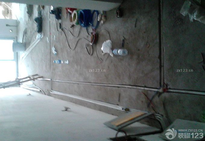 小高層公攤比較大，樓層6樓不算高，因為當(dāng)時考慮要是電梯換了，爬樓也不是很累?？梢姂腥说倪壿嬍窍氩煌ǖ摹?月8號裝修公司進(jìn)場，放了一萬響的炮，從陽臺拉到各個房間客廳，滿堂紅。這點(diǎn)裝修公司考慮的還是很周全的。有些人可能比較信這個，不講究的人也沒什么壞處。首先開始走水電，當(dāng)日設(shè)計師要來和水電師傅說好線路，然后還要把櫥柜的也叫來，畫好廚房的水電。