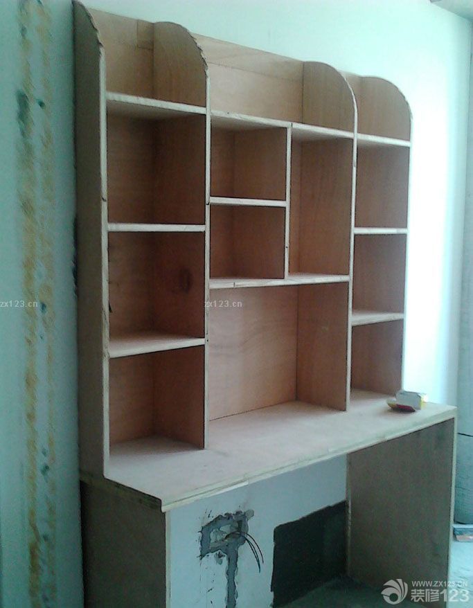 ，緊接著是，木工進(jìn)場，因為我造型比較少，主體部分就是木工，小書房基本上是打出來的，整面墻的書架 書桌及榻榻米。主臥一個大衣柜、陽臺一個1.5寬的書柜書桌，另外1個電視背景墻，和2個很小的平頂，客廳等均不吊頂都是走石膏線條。我這個活很少，本人本身學(xué)設(shè)計，討厭工業(yè)化的現(xiàn)代設(shè)計，相對傾向去小清新風(fēng)格。