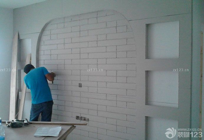 ，緊接著是，木工進(jìn)場，因為我造型比較少，主體部分就是木工，小書房基本上是打出來的，整面墻的書架 書桌及榻榻米。主臥一個大衣柜、陽臺一個1.5寬的書柜書桌，另外1個電視背景墻，和2個很小的平頂，客廳等均不吊頂都是走石膏線條。我這個活很少，本人本身學(xué)設(shè)計，討厭工業(yè)化的現(xiàn)代設(shè)計，相對傾向去小清新風(fēng)格。