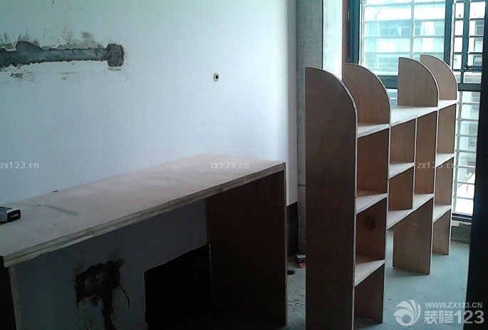 ，緊接著是，木工進(jìn)場，因為我造型比較少，主體部分就是木工，小書房基本上是打出來的，整面墻的書架 書桌及榻榻米。主臥一個大衣柜、陽臺一個1.5寬的書柜書桌，另外1個電視背景墻，和2個很小的平頂，客廳等均不吊頂都是走石膏線條。我這個活很少，本人本身學(xué)設(shè)計，討厭工業(yè)化的現(xiàn)代設(shè)計，相對傾向去小清新風(fēng)格。