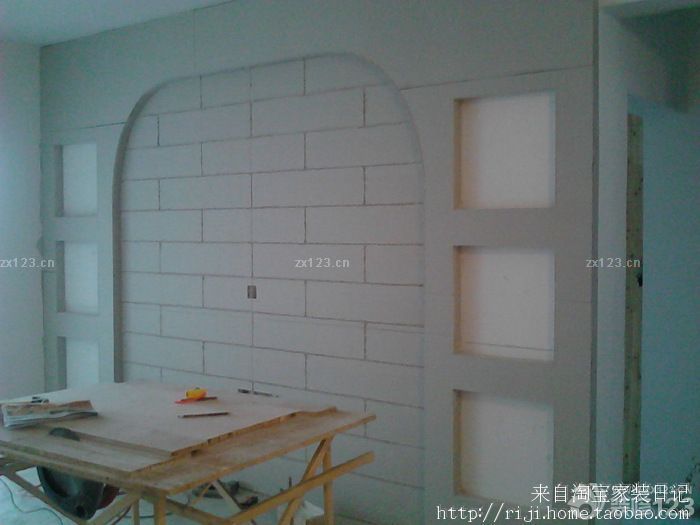 ，緊接著是，木工進(jìn)場，因為我造型比較少，主體部分就是木工，小書房基本上是打出來的，整面墻的書架 書桌及榻榻米。主臥一個大衣柜、陽臺一個1.5寬的書柜書桌，另外1個電視背景墻，和2個很小的平頂，客廳等均不吊頂都是走石膏線條。我這個活很少，本人本身學(xué)設(shè)計，討厭工業(yè)化的現(xiàn)代設(shè)計，相對傾向去小清新風(fēng)格。