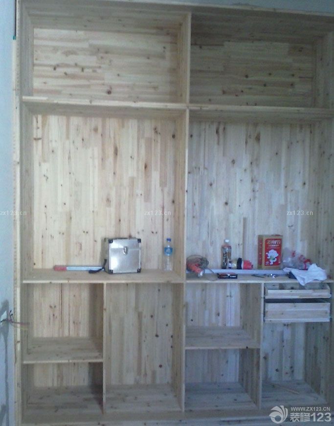 ，緊接著是，木工進(jìn)場，因為我造型比較少，主體部分就是木工，小書房基本上是打出來的，整面墻的書架 書桌及榻榻米。主臥一個大衣柜、陽臺一個1.5寬的書柜書桌，另外1個電視背景墻，和2個很小的平頂，客廳等均不吊頂都是走石膏線條。我這個活很少，本人本身學(xué)設(shè)計，討厭工業(yè)化的現(xiàn)代設(shè)計，相對傾向去小清新風(fēng)格。