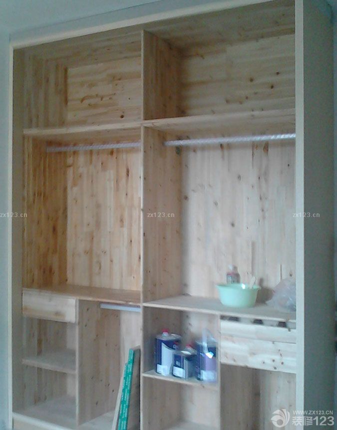 ，緊接著是，木工進(jìn)場，因為我造型比較少，主體部分就是木工，小書房基本上是打出來的，整面墻的書架 書桌及榻榻米。主臥一個大衣柜、陽臺一個1.5寬的書柜書桌，另外1個電視背景墻，和2個很小的平頂，客廳等均不吊頂都是走石膏線條。我這個活很少，本人本身學(xué)設(shè)計，討厭工業(yè)化的現(xiàn)代設(shè)計，相對傾向去小清新風(fēng)格。