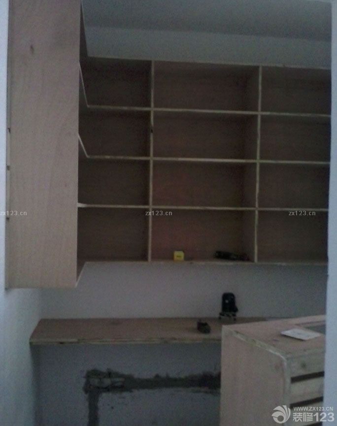 ，緊接著是，木工進(jìn)場，因為我造型比較少，主體部分就是木工，小書房基本上是打出來的，整面墻的書架 書桌及榻榻米。主臥一個大衣柜、陽臺一個1.5寬的書柜書桌，另外1個電視背景墻，和2個很小的平頂，客廳等均不吊頂都是走石膏線條。我這個活很少，本人本身學(xué)設(shè)計，討厭工業(yè)化的現(xiàn)代設(shè)計，相對傾向去小清新風(fēng)格。