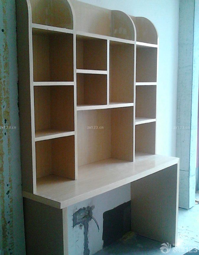 ，緊接著是，木工進(jìn)場，因為我造型比較少，主體部分就是木工，小書房基本上是打出來的，整面墻的書架 書桌及榻榻米。主臥一個大衣柜、陽臺一個1.5寬的書柜書桌，另外1個電視背景墻，和2個很小的平頂，客廳等均不吊頂都是走石膏線條。我這個活很少，本人本身學(xué)設(shè)計，討厭工業(yè)化的現(xiàn)代設(shè)計，相對傾向去小清新風(fēng)格。