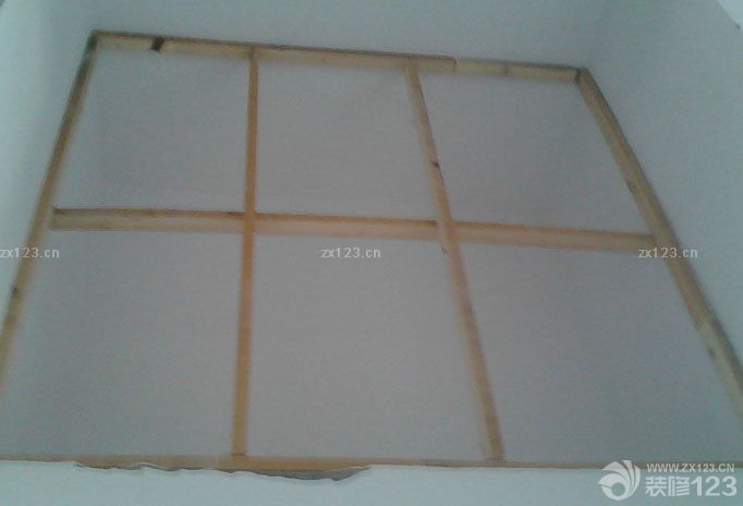 ，緊接著是，木工進(jìn)場，因為我造型比較少，主體部分就是木工，小書房基本上是打出來的，整面墻的書架 書桌及榻榻米。主臥一個大衣柜、陽臺一個1.5寬的書柜書桌，另外1個電視背景墻，和2個很小的平頂，客廳等均不吊頂都是走石膏線條。我這個活很少，本人本身學(xué)設(shè)計，討厭工業(yè)化的現(xiàn)代設(shè)計，相對傾向去小清新風(fēng)格。