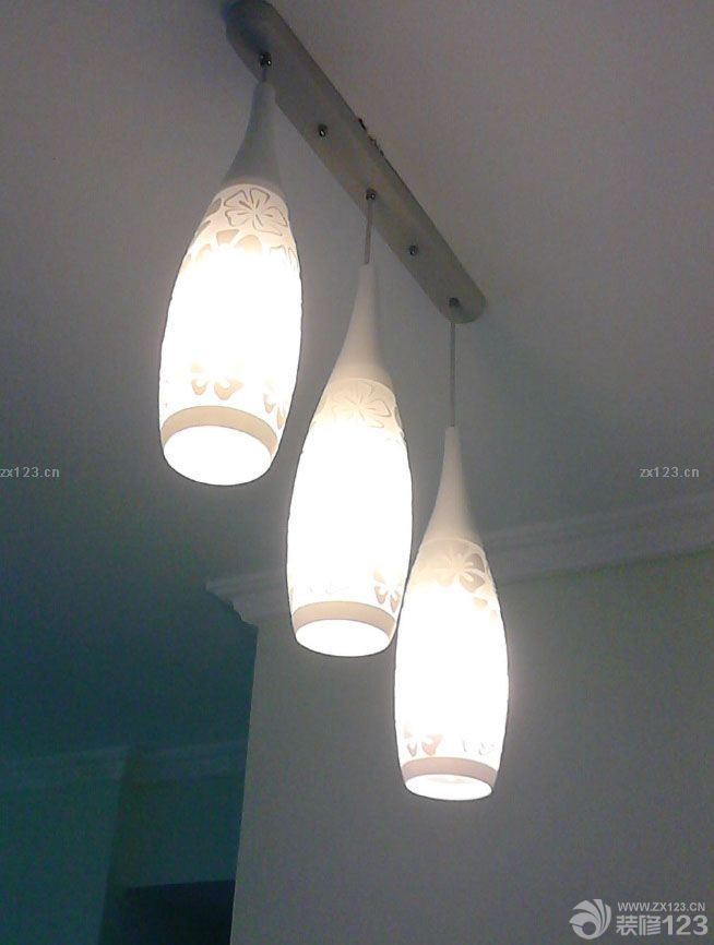 墻面上漆了，客廳噴了淡淡的綠色，房間噴了黃綠色的。顏色是我自己選的色卡，油漆工人說沒見過其他人用這樣的顏色，說不好看。我還是堅持我的要求。 兒童房的哆啦A夢的燈是最喜歡的。