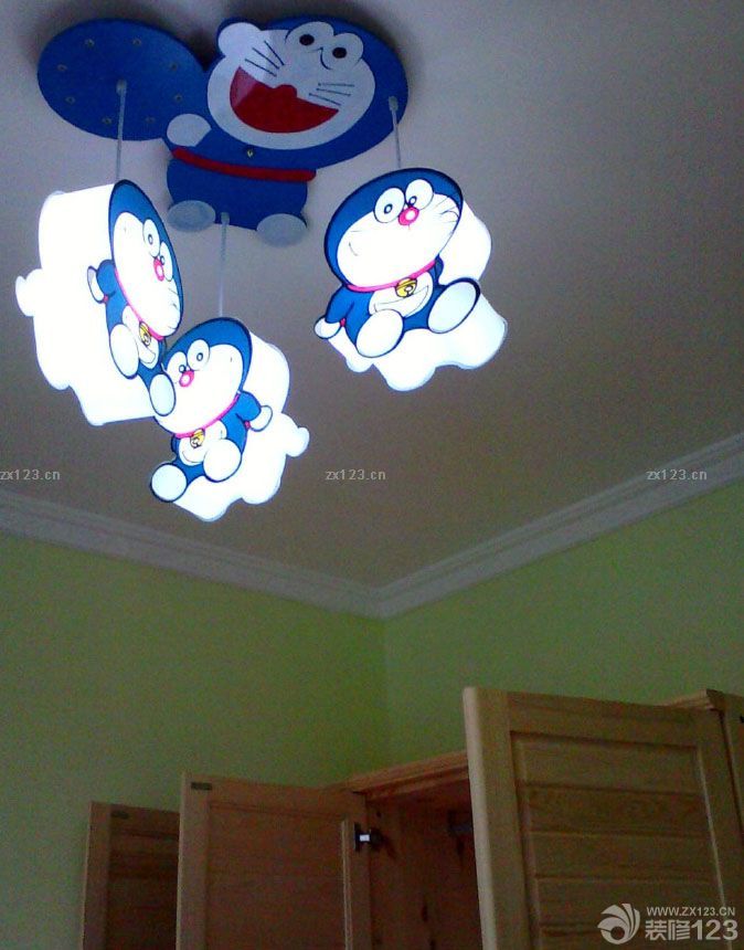 墻面上漆了，客廳噴了淡淡的綠色，房間噴了黃綠色的。顏色是我自己選的色卡，油漆工人說沒見過其他人用這樣的顏色，說不好看。我還是堅持我的要求。 兒童房的哆啦A夢的燈是最喜歡的。