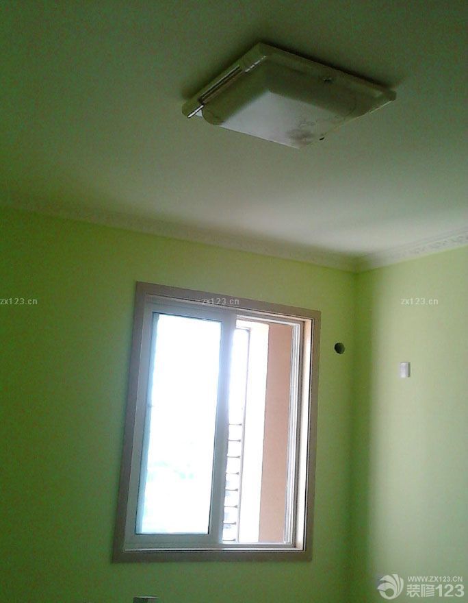 墻面上漆了，客廳噴了淡淡的綠色，房間噴了黃綠色的。顏色是我自己選的色卡，油漆工人說沒見過其他人用這樣的顏色，說不好看。我還是堅持我的要求。 兒童房的哆啦A夢的燈是最喜歡的。