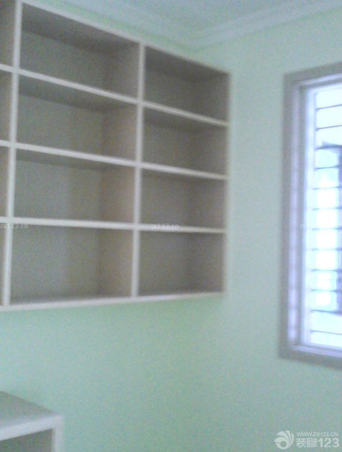 墻面上漆了，客廳噴了淡淡的綠色，房間噴了黃綠色的。顏色是我自己選的色卡，油漆工人說沒見過其他人用這樣的顏色，說不好看。我還是堅持我的要求。 兒童房的哆啦A夢的燈是最喜歡的。