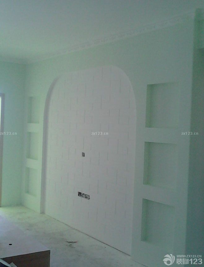 墻面上漆了，客廳噴了淡淡的綠色，房間噴了黃綠色的。顏色是我自己選的色卡，油漆工人說沒見過其他人用這樣的顏色，說不好看。我還是堅持我的要求。 兒童房的哆啦A夢的燈是最喜歡的。