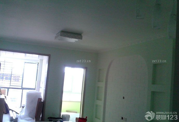 墻面上漆了，客廳噴了淡淡的綠色，房間噴了黃綠色的。顏色是我自己選的色卡，油漆工人說沒見過其他人用這樣的顏色，說不好看。我還是堅持我的要求。 兒童房的哆啦A夢的燈是最喜歡的。