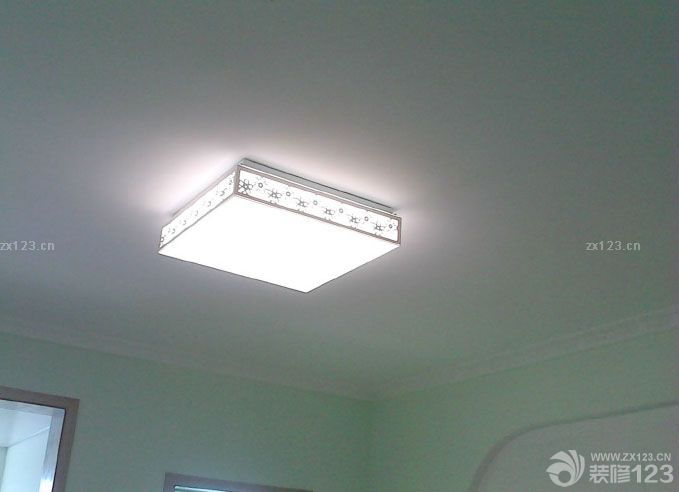 墻面上漆了，客廳噴了淡淡的綠色，房間噴了黃綠色的。顏色是我自己選的色卡，油漆工人說沒見過其他人用這樣的顏色，說不好看。我還是堅持我的要求。 兒童房的哆啦A夢的燈是最喜歡的。