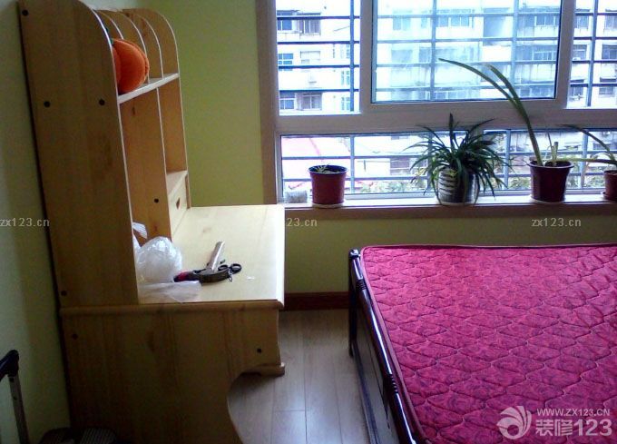 房子歷時幾個月的裝修，裝裝停停的，如果單找工人干活還快一點(diǎn)，裝修公司就是慢。裝完之后又涼了近3個月，放了好多炭包和花草來除甲醛。月初搬進(jìn)去了 還好味道基本上沒了。廢話少說上圖吧。雖說拍照技術(shù)不咋地。