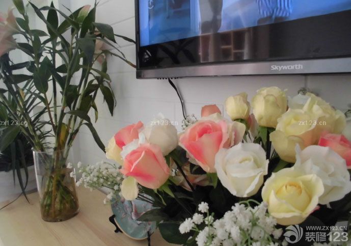 房子歷時幾個月的裝修，裝裝停停的，如果單找工人干活還快一點(diǎn)，裝修公司就是慢。裝完之后又涼了近3個月，放了好多炭包和花草來除甲醛。月初搬進(jìn)去了 還好味道基本上沒了。廢話少說上圖吧。雖說拍照技術(shù)不咋地。