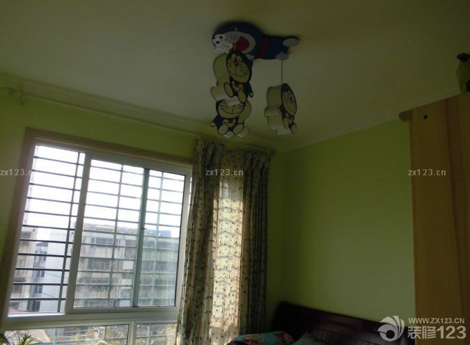 房子歷時幾個月的裝修，裝裝停停的，如果單找工人干活還快一點(diǎn)，裝修公司就是慢。裝完之后又涼了近3個月，放了好多炭包和花草來除甲醛。月初搬進(jìn)去了 還好味道基本上沒了。廢話少說上圖吧。雖說拍照技術(shù)不咋地。