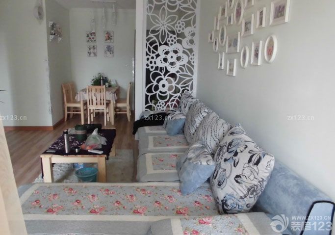 房子歷時幾個月的裝修，裝裝停停的，如果單找工人干活還快一點(diǎn)，裝修公司就是慢。裝完之后又涼了近3個月，放了好多炭包和花草來除甲醛。月初搬進(jìn)去了 還好味道基本上沒了。廢話少說上圖吧。雖說拍照技術(shù)不咋地。