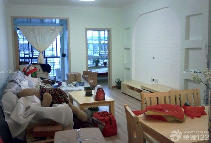 房子歷時幾個月的裝修，裝裝停停的，如果單找工人干活還快一點(diǎn)，裝修公司就是慢。裝完之后又涼了近3個月，放了好多炭包和花草來除甲醛。月初搬進(jìn)去了 還好味道基本上沒了。廢話少說上圖吧。雖說拍照技術(shù)不咋地。